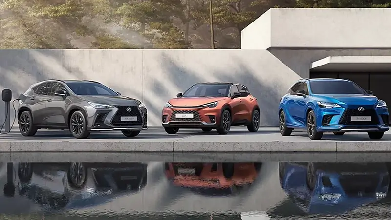 Trzy pojazdy marki Lexus zaparkowane przed domem